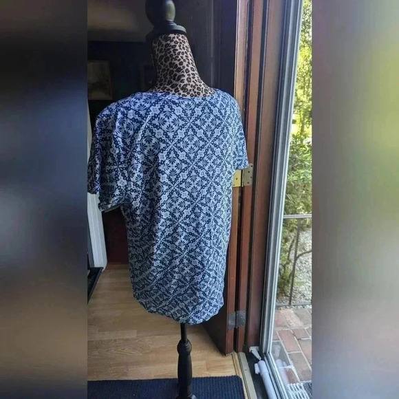Croft & Barrow Essential V-Neck Women's T-shirt Blue Garden Geo Large (EUC) - Picture 7 of 9